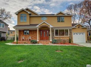 129 Claudy Ln, New Hyde Park, NY 11040