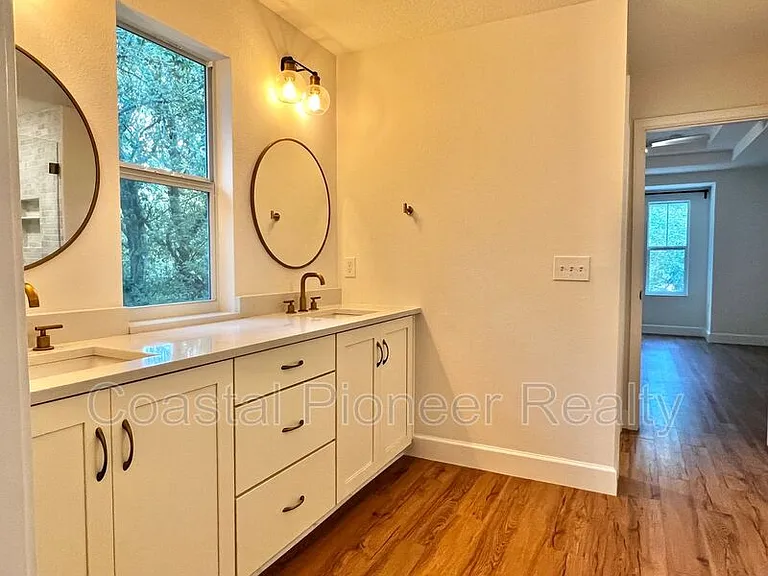 1738 W Spruce St — Photo 32