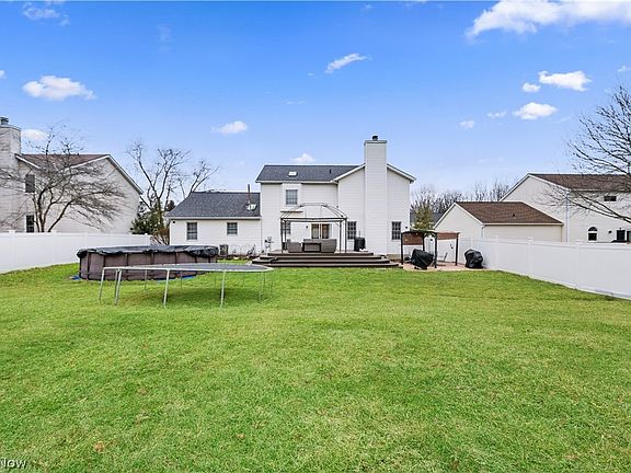 3rd image of 994 Countryside Dr