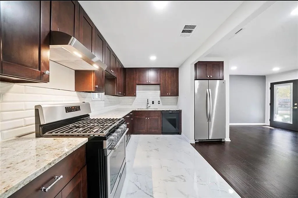3 bed, 1.0 bath, 1359 sqft, $2,100 — Photo 2