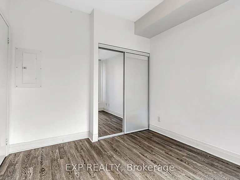 17 Kenaston Gdns #401 — Photo 5