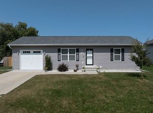 140 Bear Creek Ct, Palo, IA