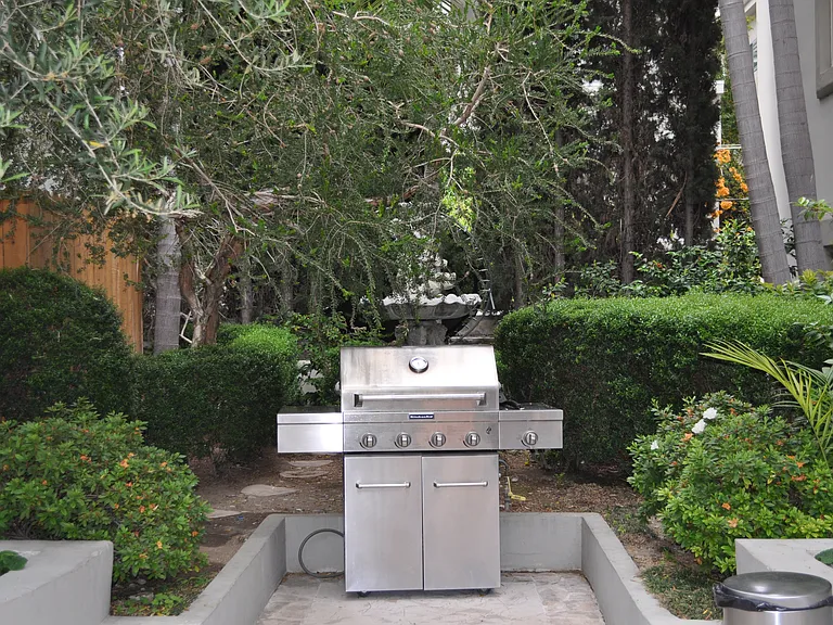 Wilshire Westwood — Photo 9
