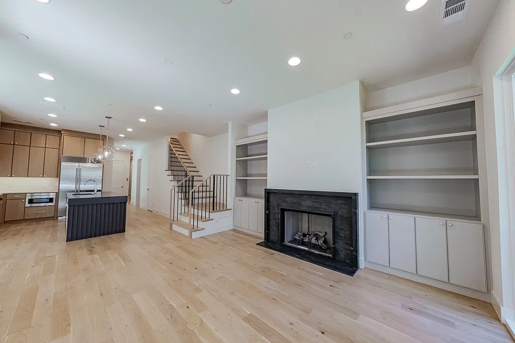 4 bed, 4.5 bath, 4051 sqft, $9,995 — Photo 4