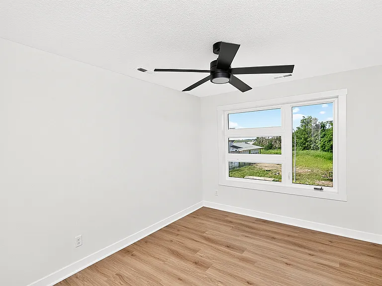 1100 NW Sproul Dr — Photo 6