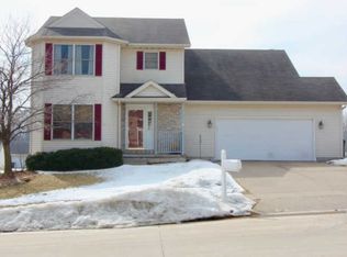 6208 Hillandale Rd, Davenport, IA 52806