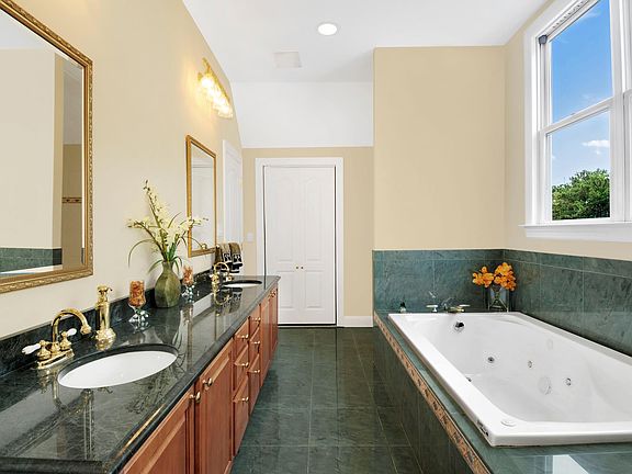 4th image of 25 Corbett Dr