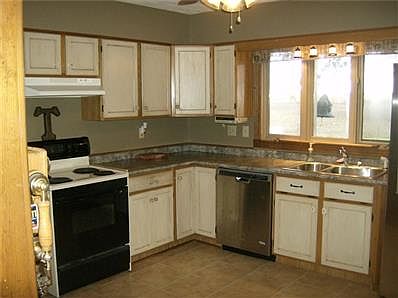 LARGE KITCHEN WITH NEW LAMINATE STAINLESS STEEL FRIG AND DISHWASHER