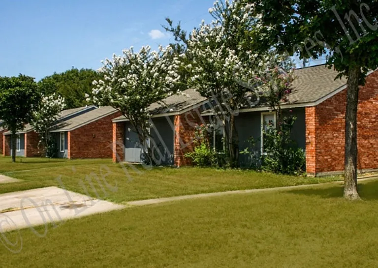 607 W Ridge Dr — Photo 2