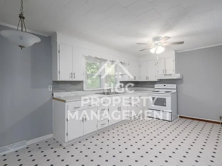 1228 Irving Ave — Photo 10