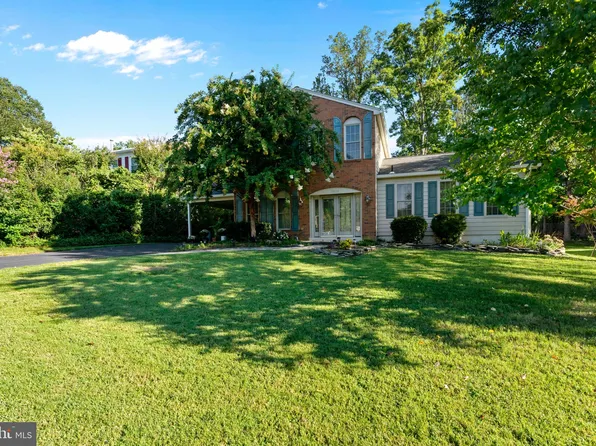 7932 Saint Dennis Dr, Springfield, VA 22153