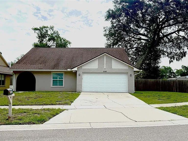 2042 Shadow Pine Dr — Photo 1