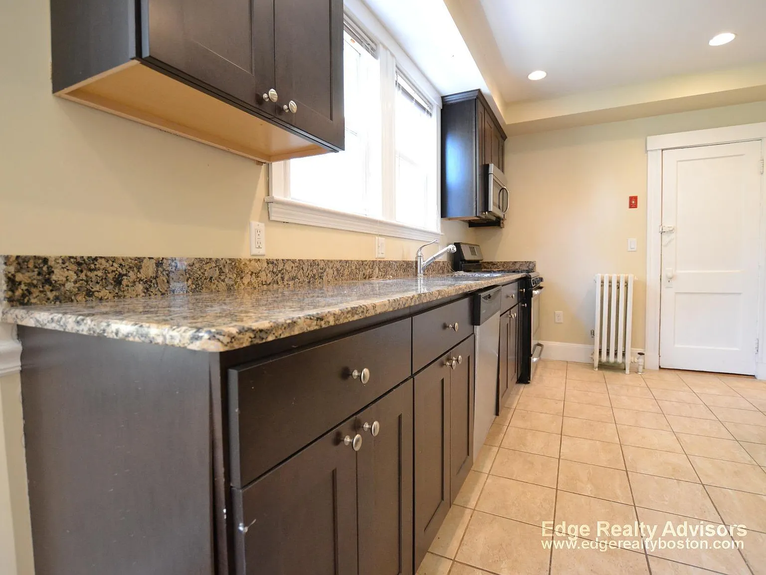 3 bed, 1300 sqft, $3,700 — Photo 2