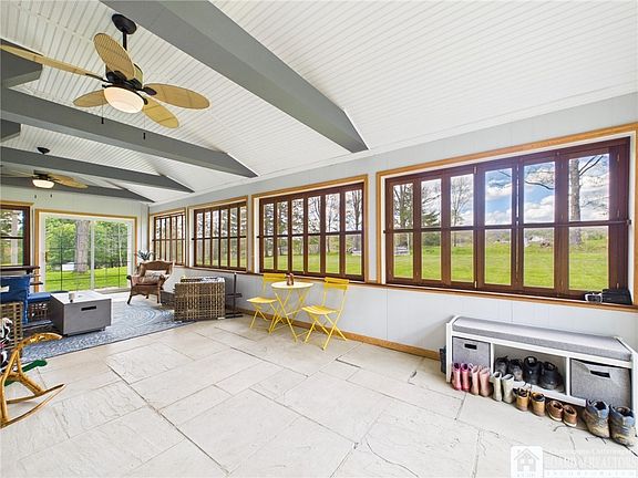 4th image of 1065 Kingston Dr