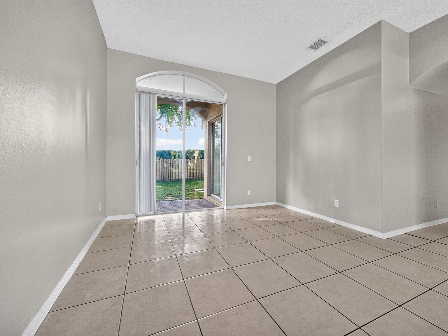 3 bed, 2.5 bath, 1957 sqft, $3,500 — Photo 4