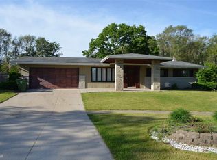 8488 Robinwood Cir, Shelby Township, MI