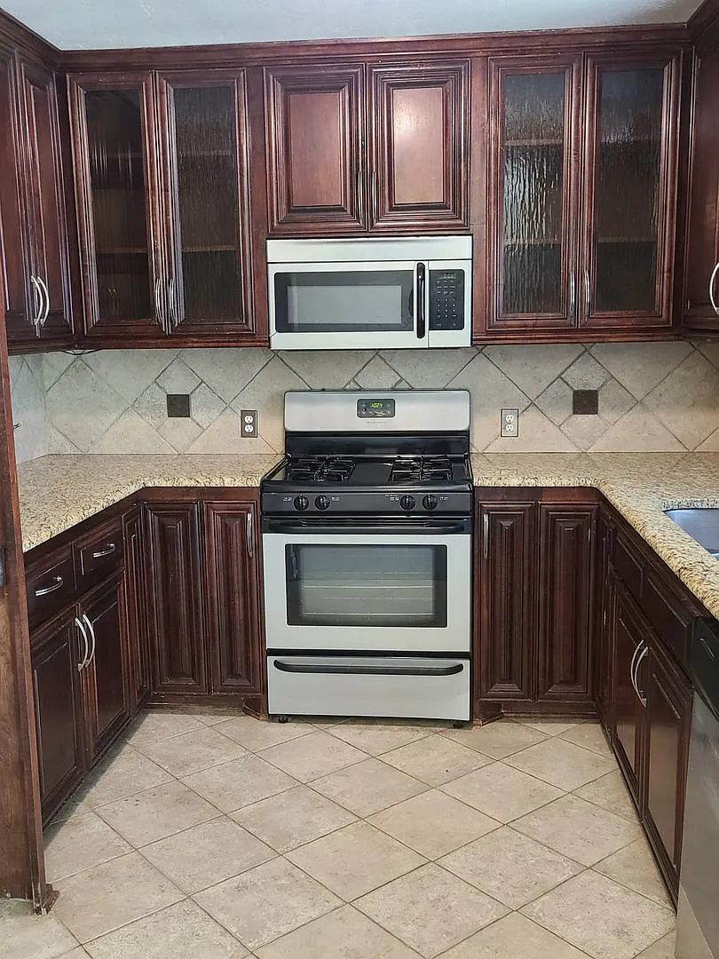 Custom Kitchen! Close to Schools! Beautifully Landscaped! — Photo 4