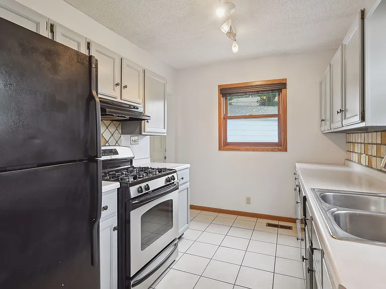 2745 Webster Ave S — Photo 26