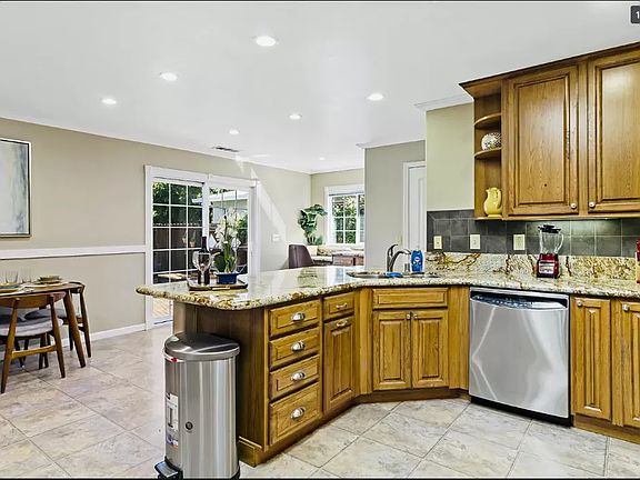 5th image of 554 Menker Ave
