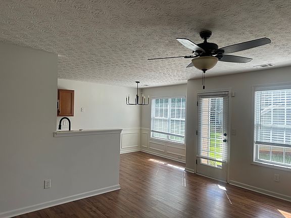 3rd image of 2065 Manhattan Pkwy