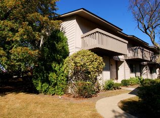 820 Hughes Pl, Vernon Hills, IL 60061