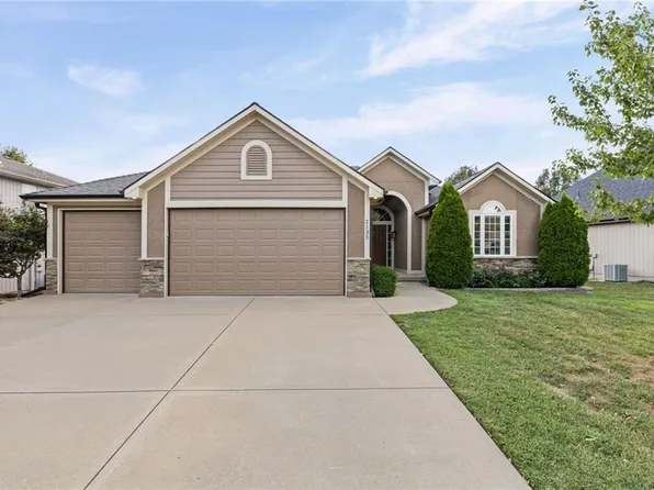 2135 NE Sparta Dr, Blue Springs, MO 64014