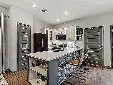 4th image of 2724 Bond Dr