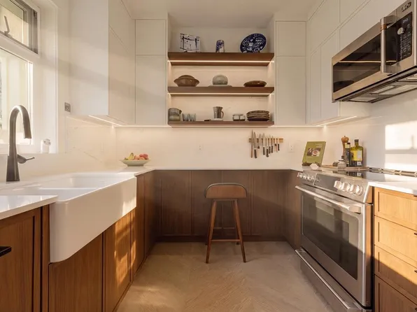 361 W 11th Ave, Vancouver, BC V5Y 1T3