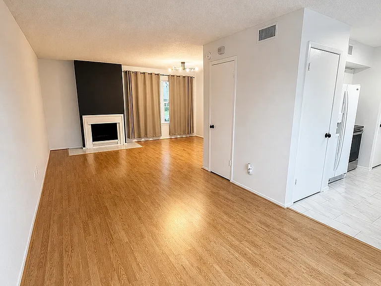 323 Towne House Ln — Photo 6