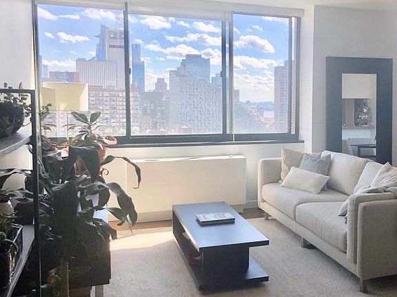 3rd image of 225 W 60th St #21B