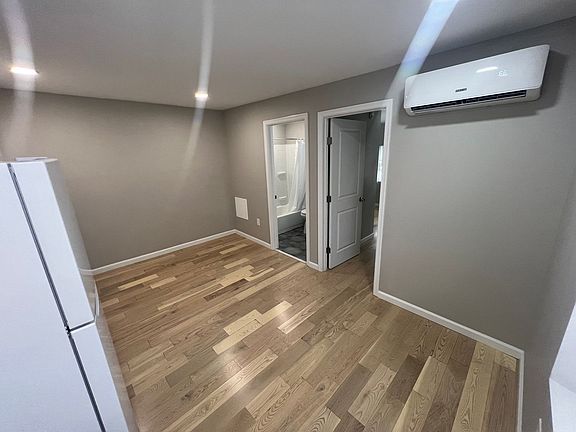 5th image of 5207 Woodland Ave #2R