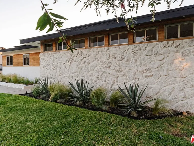 10879 Hillhaven Ave — Photo 1