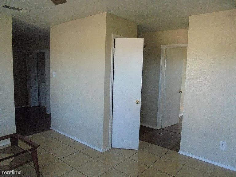 1710 Benttree Dr #B — Photo 9