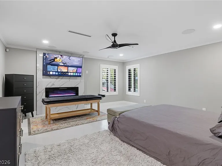 300 E Lacy Ln — Photo 36