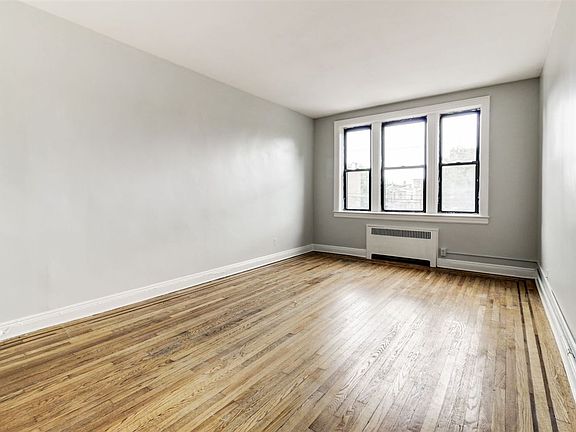 3rd image of 108 Palisade Ave APT B4