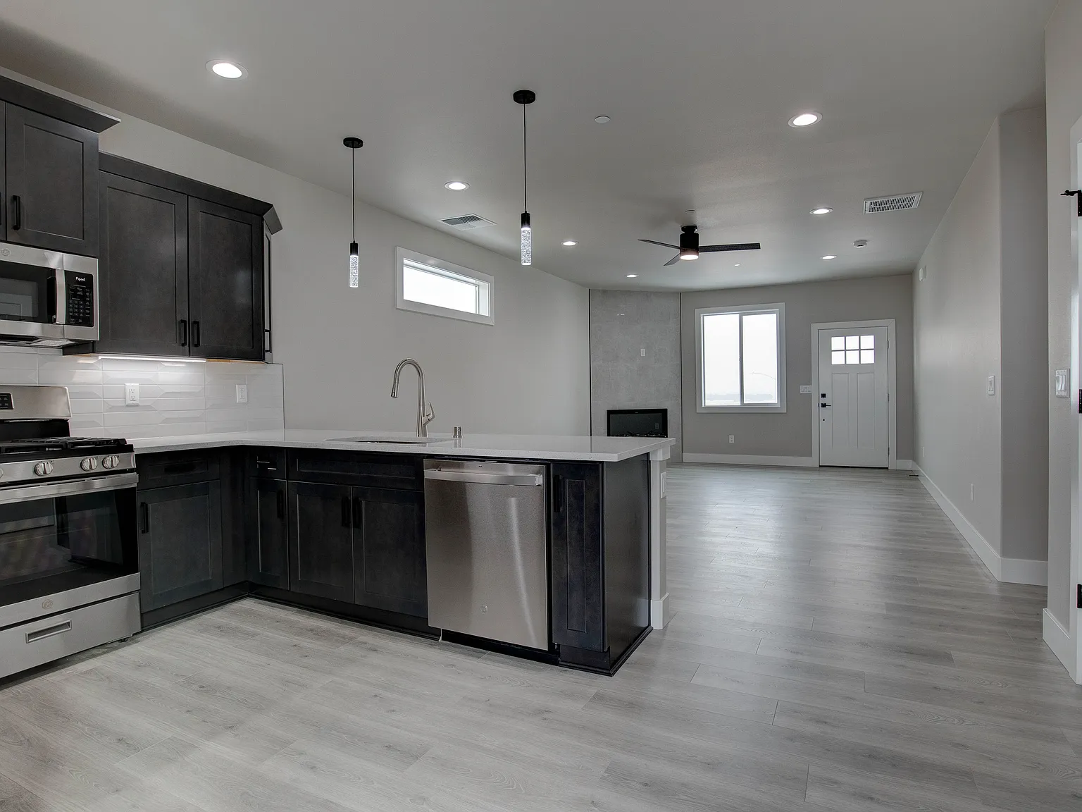 3 bed, 150 sqft, $2,195 — Photo 2