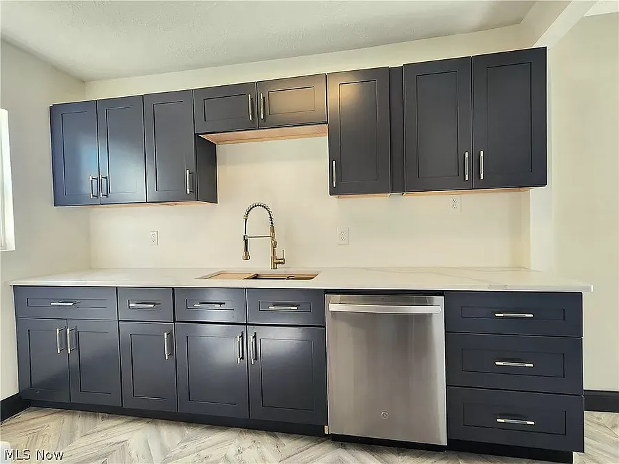 3-Bedroom Single-Family Home with Detached Garage in Lorain (Welcome Section 8) — Photo 3