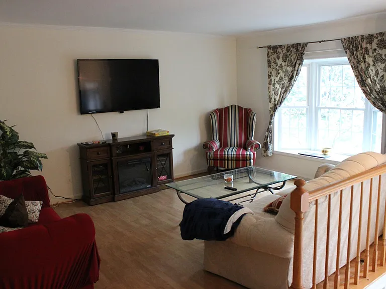 9685 Woodhenge Ct — Photo 4