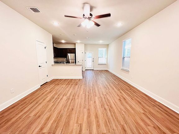 3rd image of 10318 Lynwood Vlg #102