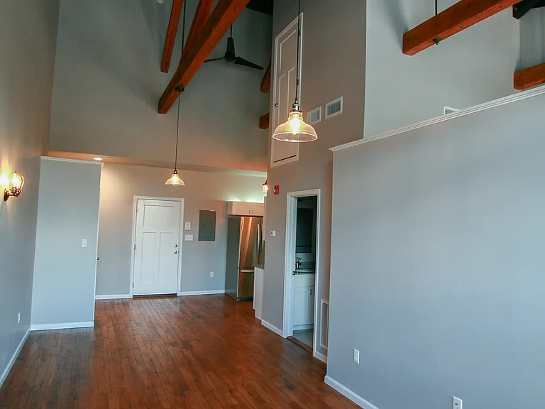 632 N College St — Photo 2