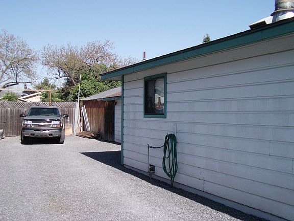 Side driveway to garage