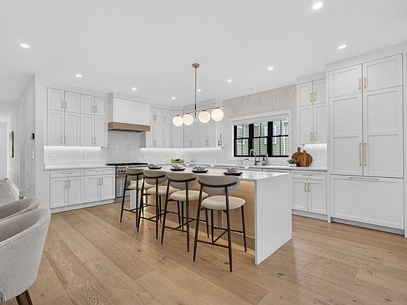5th image of 71 Cloverdale Rd #1