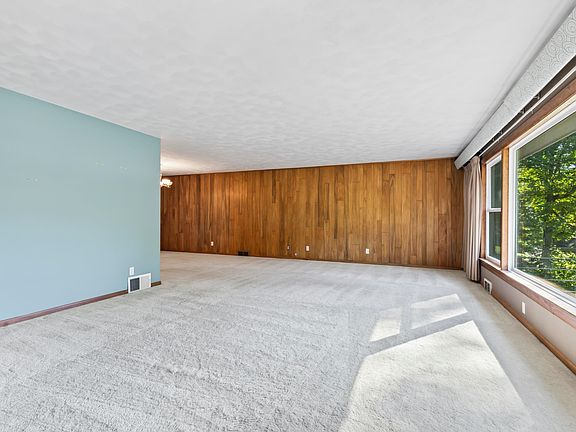 4th image of 1556 Pleasant Valley Dr