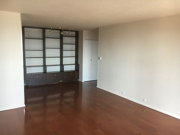 LR w/Built-in Bookcase