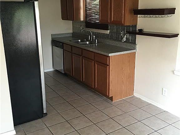 3rd image of 1669 Saint James Pl
