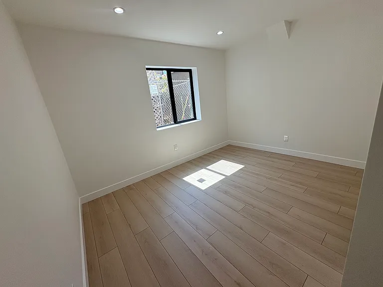 1744 Carmona Ave #4 — Photo 7