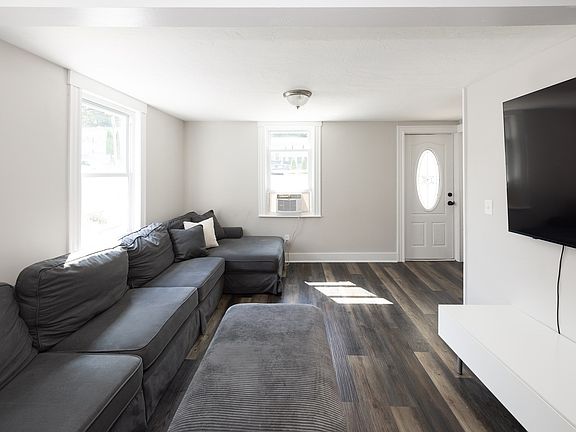 3rd image of 435 Lake Ave