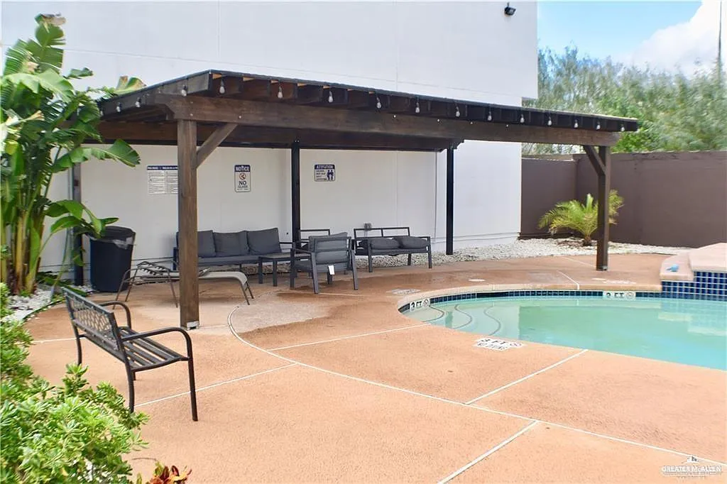 3 bed, 2.0 bath, 1300 sqft, $1,500 — Photo 4