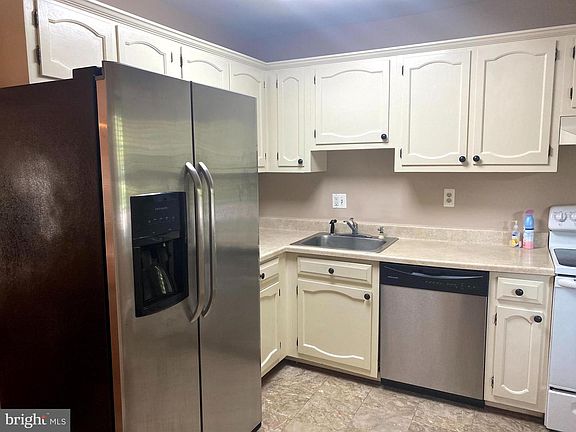 4th image of 9826 Oakdale Woods Ct