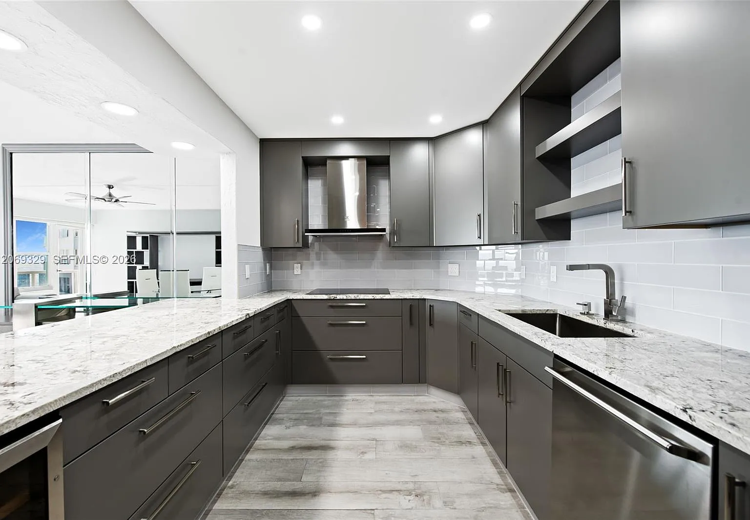 Royal Ambassador Condo — Photo 1
